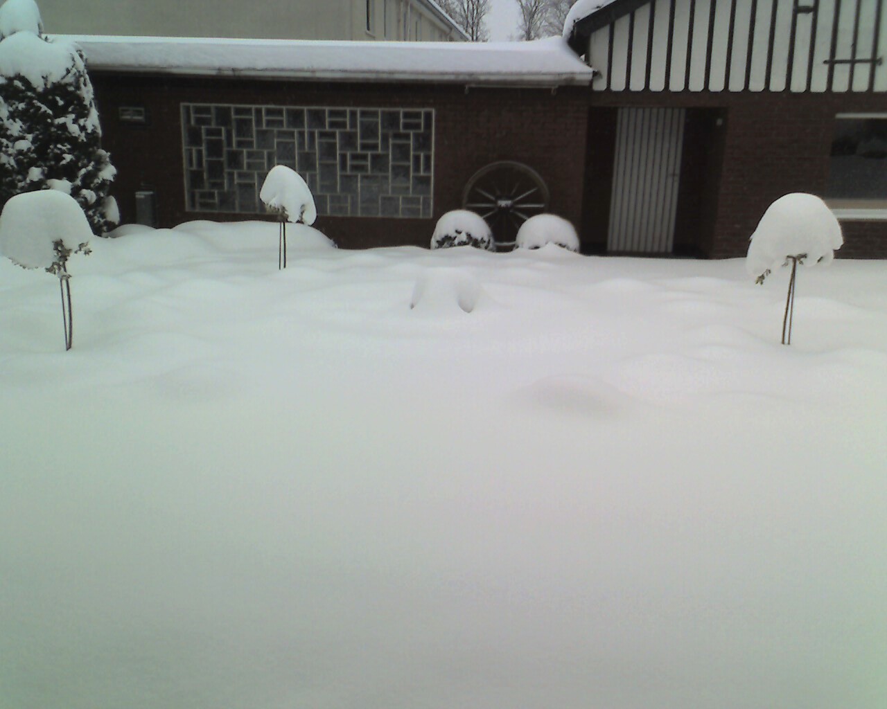 Brunnen im Schnee.